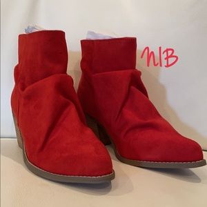 NIB (7) NOT RATED red faux suede pointed booties zip slouchy 3” stack heel pixie